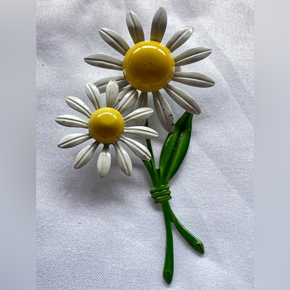 Vintage Painted Enamel Flower Two Stems of Daisies Statement Brooch (D2)